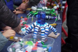 Baleria exposa joguets fets a partir de plstics reciclats 