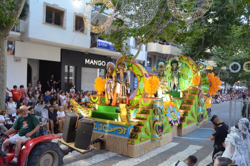 Baix la Mar gana el desfile de carrozas de Dnia y se impone en comparsas