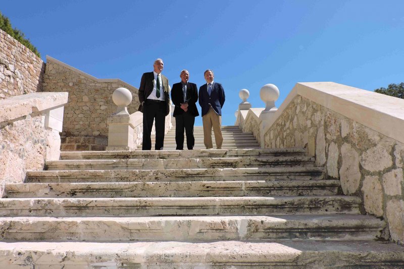 Gran expectacin en la inauguracin de la rehabilitada escalinata renacentista del Palau del Governador del castillo de Dnia