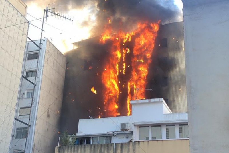 El incendio en dos edificios de Dnia obliga a desalojar a decenas de vecinos  