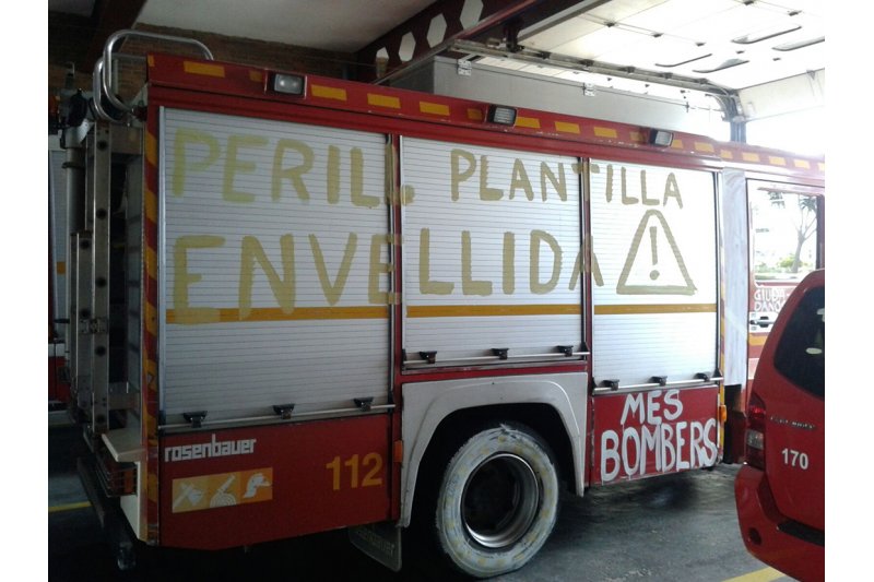 Los bomberos pintan los camiones con mensajes reivindicativos