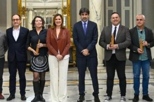 Jovi Lozano-Seser rep el premi literari Isabel de Villena  de narrativa en valenci de mans de lalcaldessa de Valncia