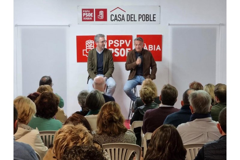 Chulvi y Arcadi participan en un encuentro con la militancia socialista de Xbia
