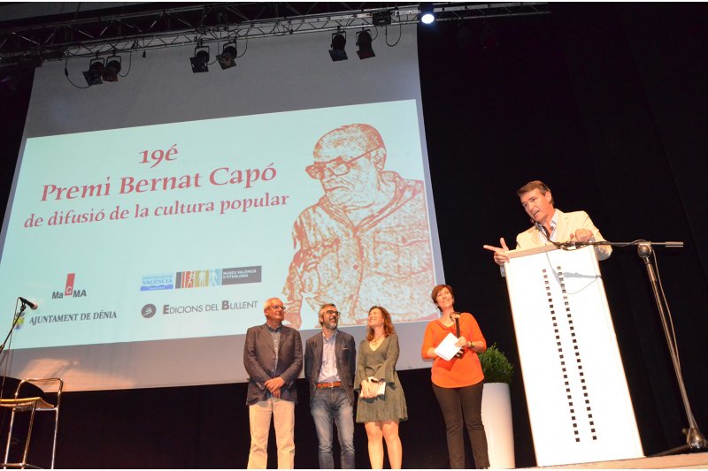 Lalcoi Jordi Ral Verd guanya el Premi Bernat Cap amb Contalles de iaios i iaies