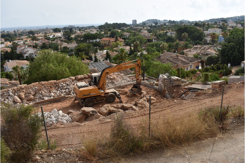 Vecinos de Tossal Gros denuncian que una constructora ha alterado el nivel de terreno para construir un chalet