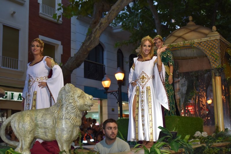 Las filaes de Moros i Cristians de Dnia ofrecen un desfile gil con unos espectaculares boatos