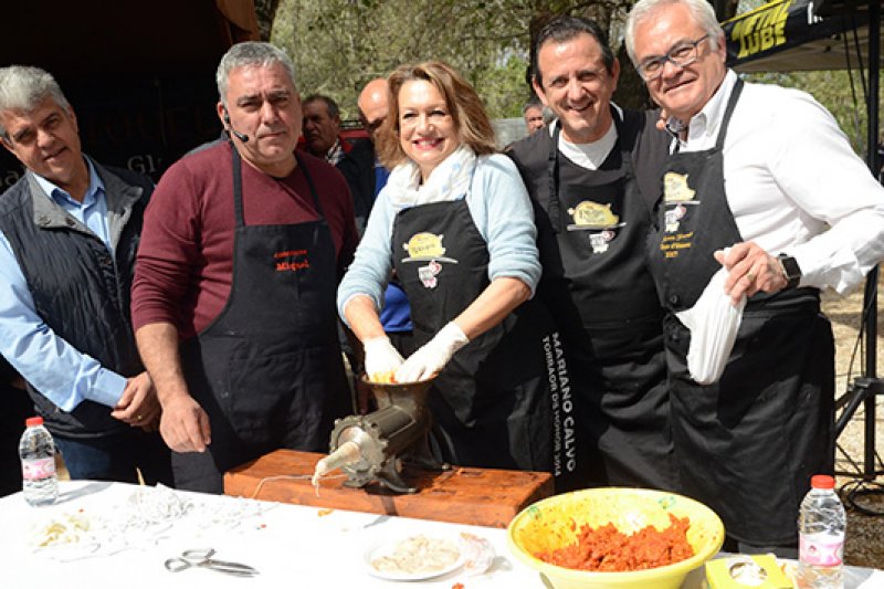 La Vall de Pop consolida su Feria del Embutido como un referente de la gastronoma de la comarca