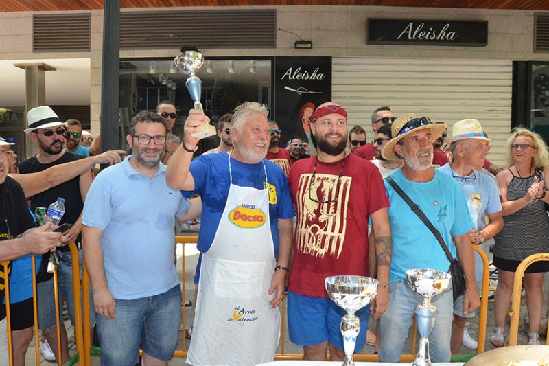 Los Moros i Cristians desafan la ola de calor para participar en la 40 edicin del concurso de paellas de Sant Roc
