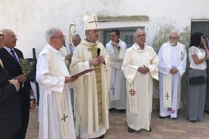 El bisbe auxiliar de Valncia beneeix la cpula de l'esglsia restaurada de Benitatxell