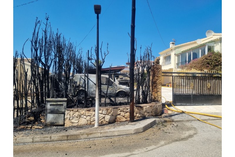 Un incendio ya controlado en el Rafalet de Xbia obliga a desalojar 40 vecinos