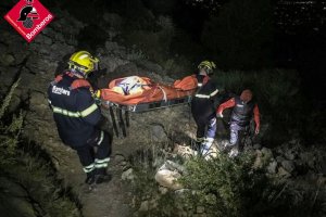 Els bombers rescaten a una senderista en la Serra de Brnia