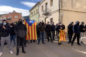 Guerra de cntics i banderes en la trobada de Vox a Pedreguer