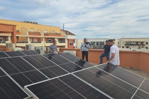 Plaques solars fotovoltaiques i bateries per a millorar leficincia del Centre Social dOndara