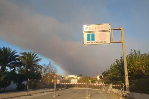 Els bombers de la Marina Alta, en alerta per l'incendi de Montitxelvo 