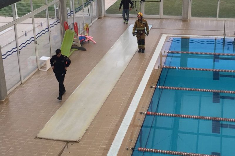 La piscina municipal d'Ondara roman tancada desprs que el vent s'enduguera una placa de la coberta 
