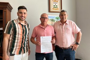 El Ayuntamiento del Verger firma el convenio de colaboracin con el club de ftbol