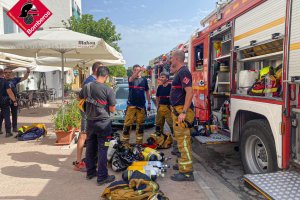 Els bombers sufoquen un incendi en un habitatge en la Carretera del Pla de Xbia