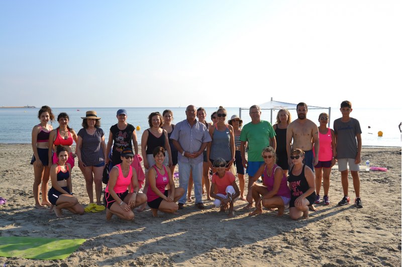 El programa Deporte en la Playa congrega a cientos de vecinos y turistas en la Marineta Cassiana y en la Punta del Raset