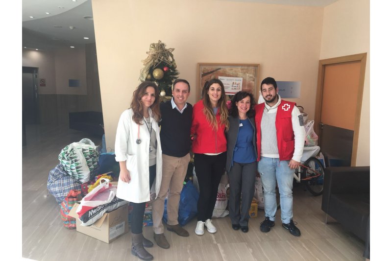 El hospital San Carlos dona a Cruz Roja un centenar de juguetes