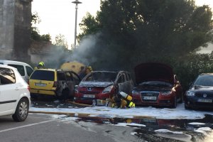Arden tres coches en el parking exterior del Hospital de Dnia 