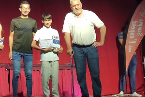 El campen de danza contempornea Toni Ferrando recibe el premio al mejor deportista pegolino 2022 en la Gala del Deporte de Pego
