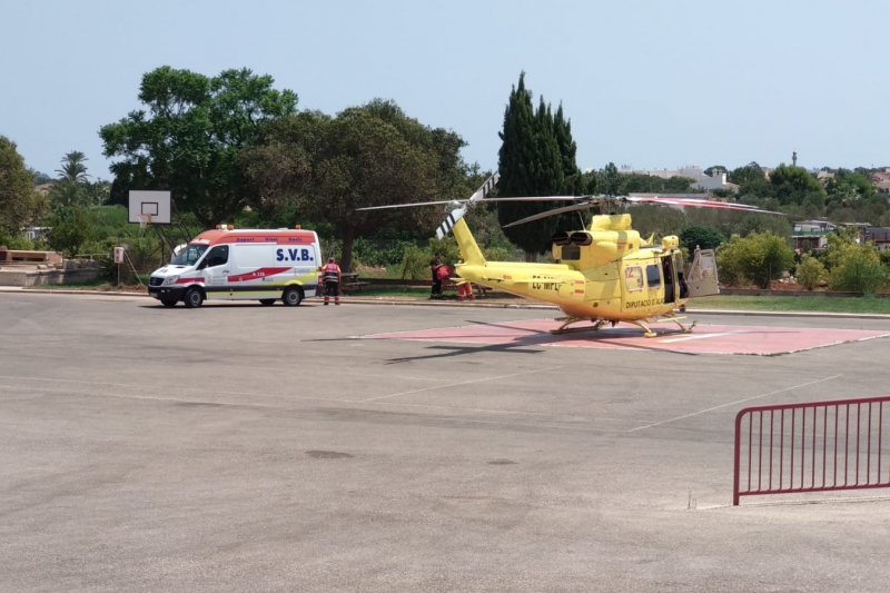 El helicptero de emergencias rescata a una mujer en el Montg