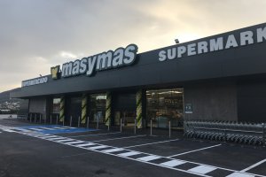Supermercados masymas adapta el local de Poble Nou a su nuevo concepto de tienda