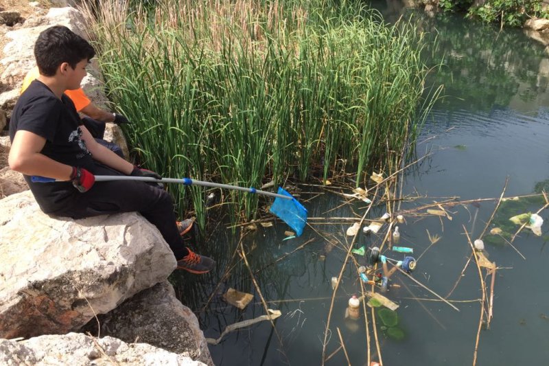 Una vintena de voluntaris participa en la campanya Mans al riu per a netejar lAlberca