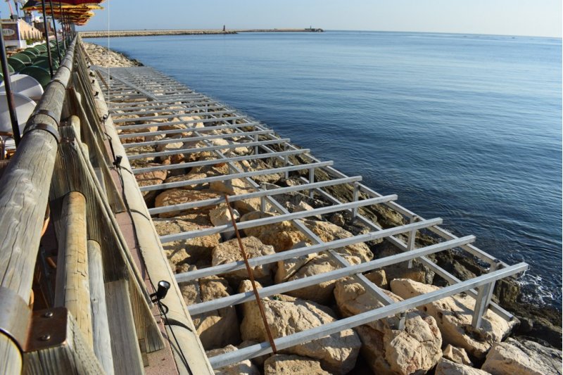 Marina de Dnia instala una pasarela de acceso al mar sobre la escollera 