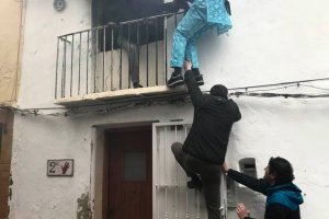 Salva a un hombre atrapado en su casa a causa de un incendio en Dnia