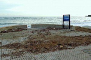 El PP critica que no se hayan limpiado los restos del temporal en la Marineta Cassiana