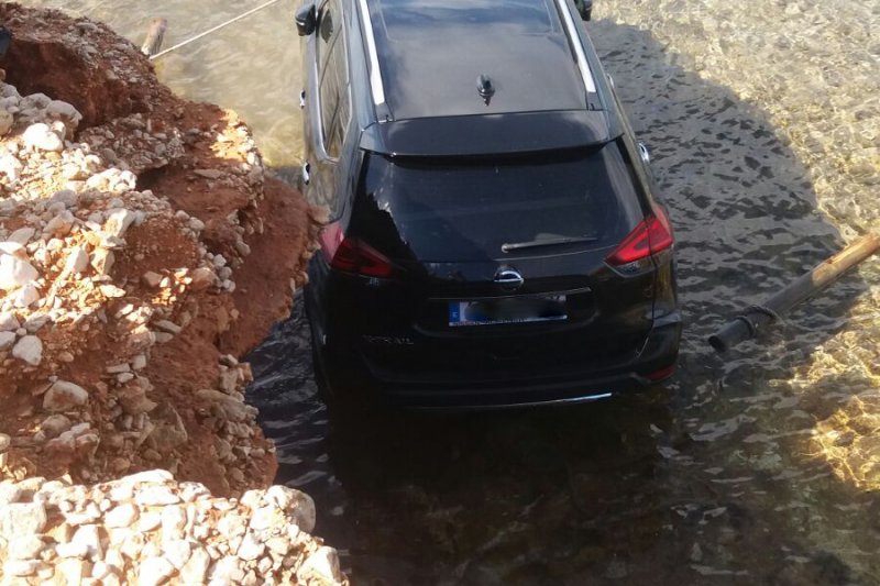 Un fallo en el sistema elctrico hace que un coche caiga al mar en Les Rotes