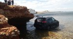 Un fallo en el sistema elctrico hace que un coche caiga al mar en Les Rotes