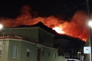 Los bomberos dan por estabilizado el incendio en Segria que oblig a evacuar a un centenar de vecinos