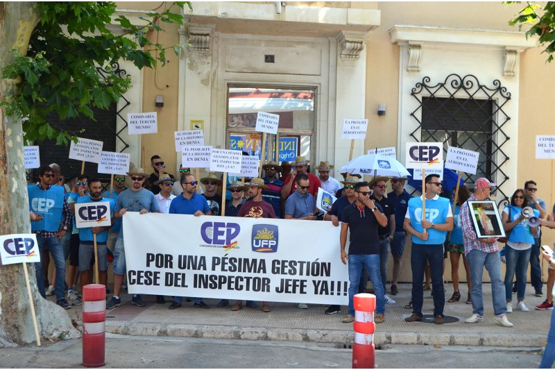 Cerca de cincuenta policas se concentran frente a la Comisara para exigir el cese de Antonio Cabeza