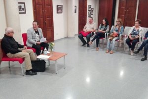 Carles Mulet porta la poesia de Viatjar descansa a la Casa de Cultura dOndara