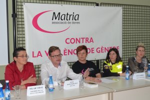 Una mesa redonda debate sobre los recursos para luchar contra la violencia de gnero en Dnia
