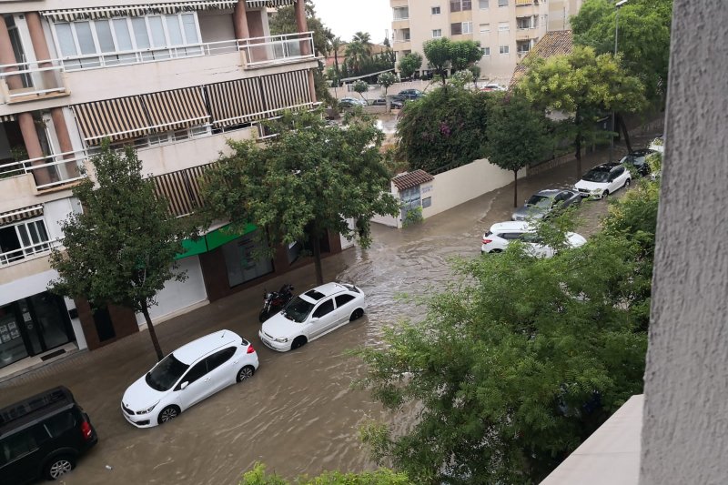 Una lluvia torrencial anega calles y solares en Dnia