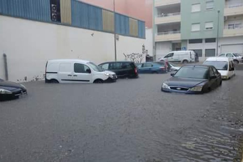 Una lluvia torrencial anega calles y solares en Dnia