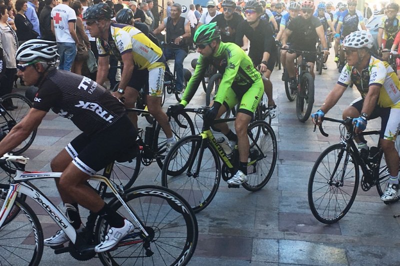 Cerca de 500 ciclistas de la comarca despiden a Eduardo Monfort