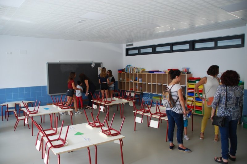 La comunitat educativa de Beniarbeig celebra el nou col.legi amb una jornada de portes obertes