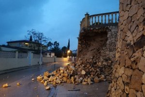 Les pluges derroquen el mur d'un habitatge a Beniarbeig