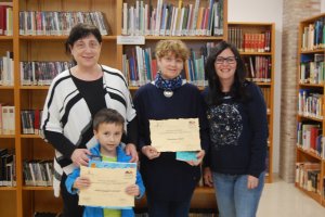 Oriol Cloquell i Dominique Dubi reben els premis als ms lectors de la Biblioteca Municipal de Pego