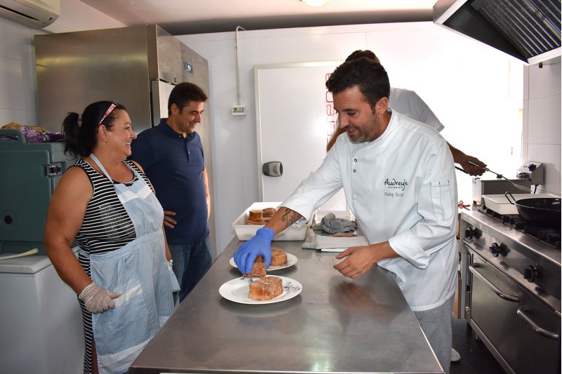 El chef Rafa Soler prepara un men en el comedor social de Dnia para dar visibilidad a las personas desfavorecidas