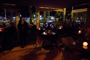 Els locals d'hostaleria es queden a fosques per a protestar per la pujada de la llum 