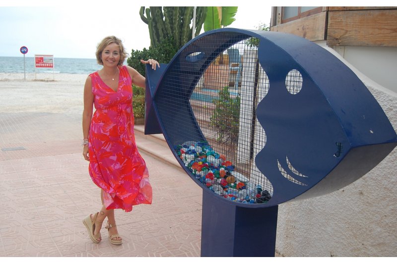 El Ayuntamiento de Els Poblets instala peces de reciclaje en la zona de la playa de l'Almadrava