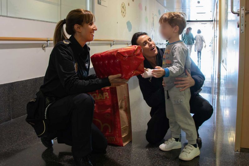 La Polica Nacional visita a los nios en la Planta de Pediatra del Hospital de Dnia