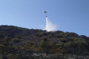 Continúan las tareas de extinción del incendio de la Vall de Gallinera 