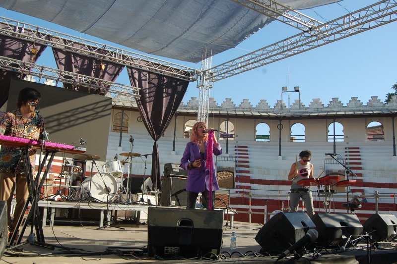 Snyntpop, punk e indie pop y rock marcan el ritmo de la Spring Fest by gigante en la plaza de toros de Ondara