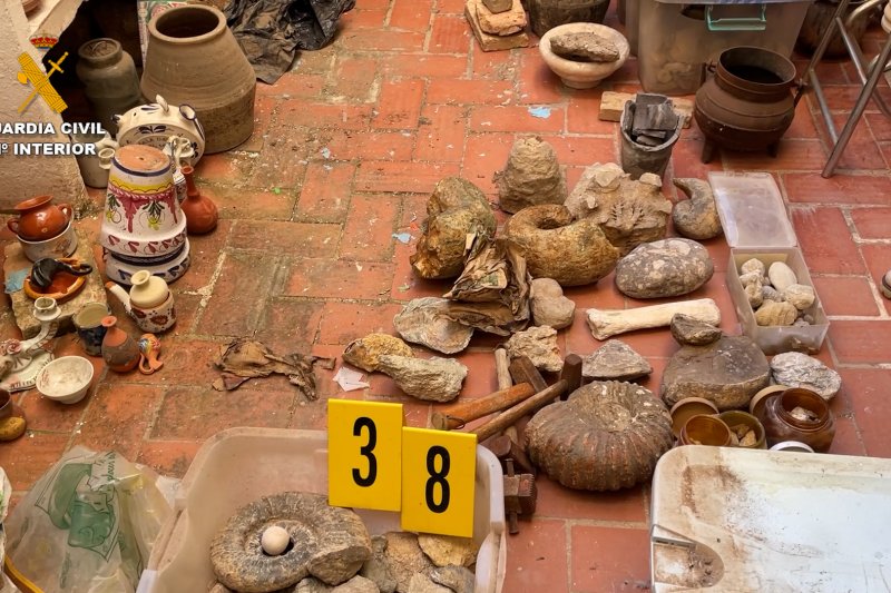La Guardia Civil incauta en Dénia una de las mayores colecciones ilegales de material arqueológico y restos óseos 